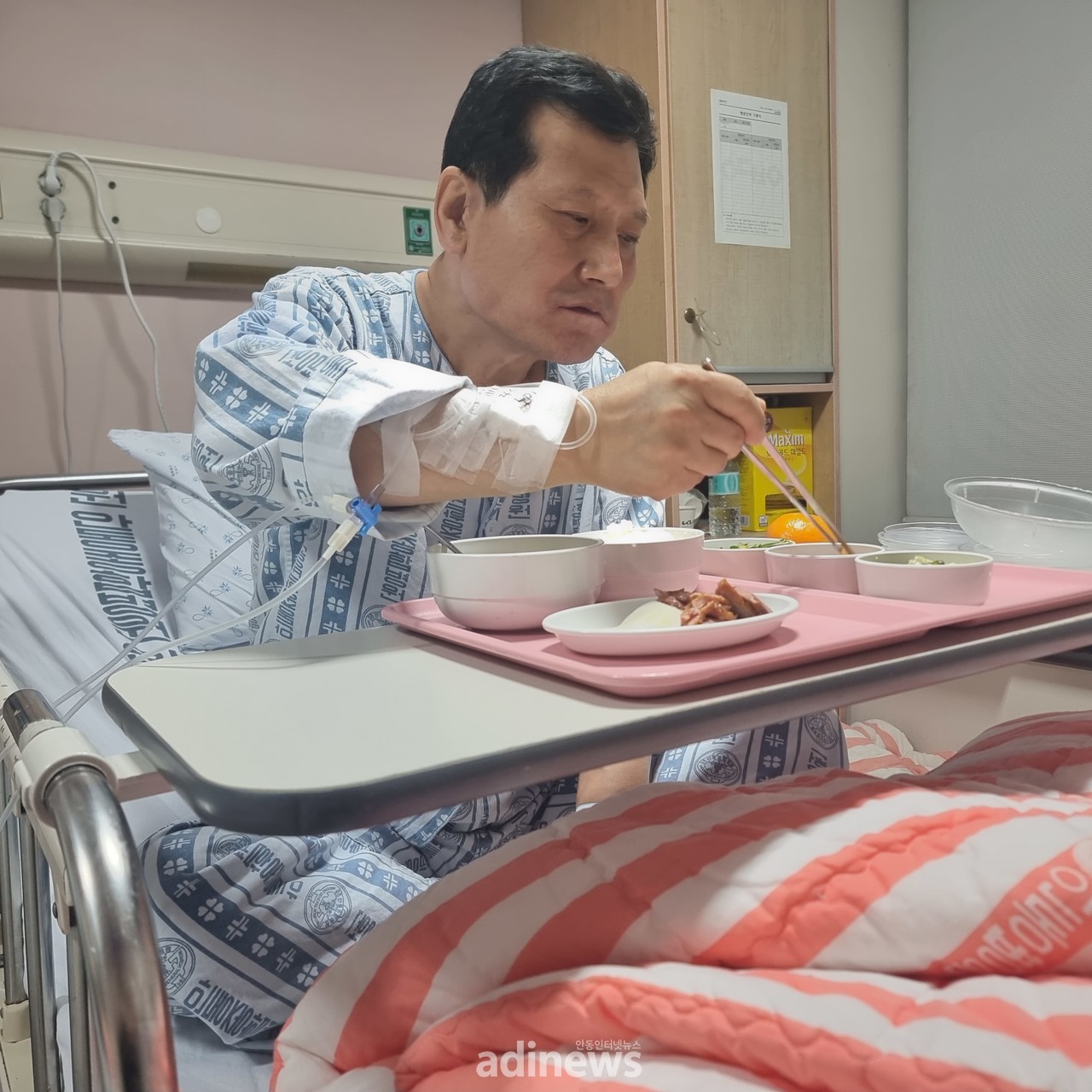 봉화군 아연광산 매몰사고로 221시간 동안 고립됐다가 구조된 작업 반장 박정하(62)씨가 지난 7일 오후 입원 중인 안동병원에서 일반식으로 저녁 식사를 하고 있다. 박씨는 전날 점심 식사부터 죽이 아닌 흰쌀밥 등 일반식을 시작했다. 사진 연합뉴스