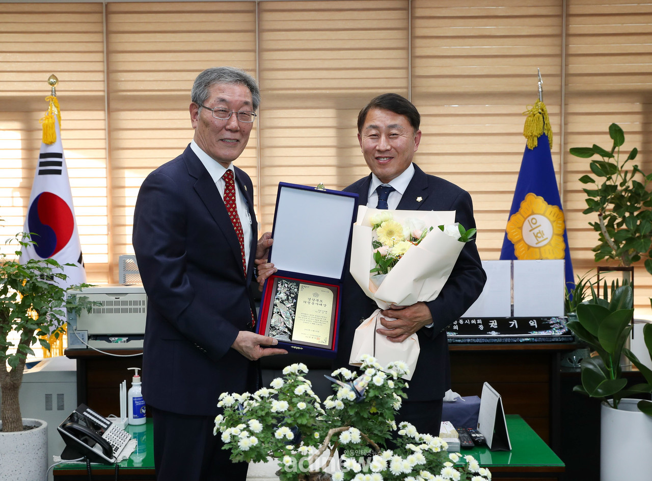 안동시의회 김상진 의원이 경상북도 시·군의회 의장협의회가 수여하는 ‘2022년 경상북도 의정봉사대상’을 수상했다.