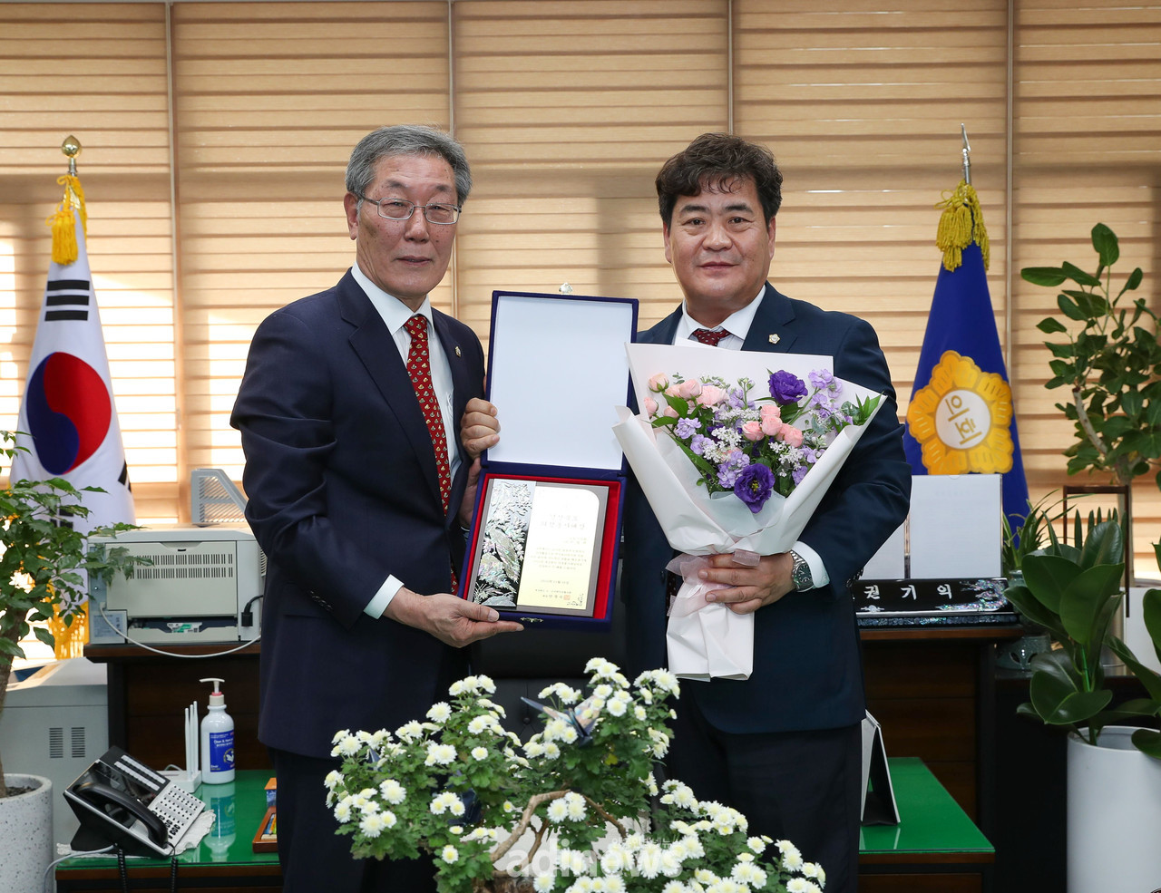 안동시의회 우창하 의원이 경상북도 시·군의회 의장협의회가 수여하는 ‘2022년 경상북도 의정봉사대상’을 수상했다.