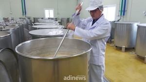 안동소주도 AI가 만든다...안동 회곡양조장 'AI 로봇 도입, 인력난 해소 고품질 제품 기대